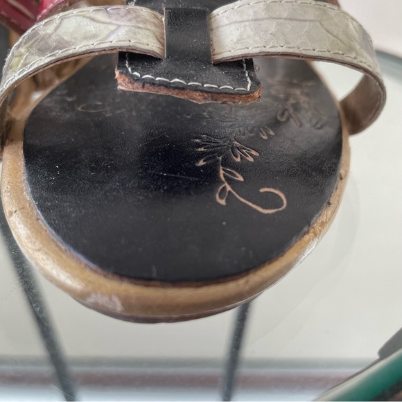 Spring Step sandals with fun floral detailing on the velcro closure. Size 38 - Picture 10 of 13